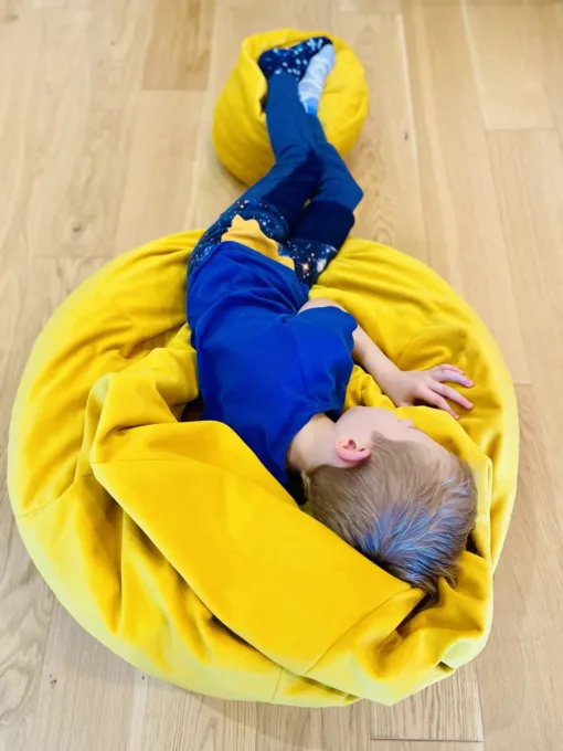 pufa worek żółta w pokoju dla dzieci