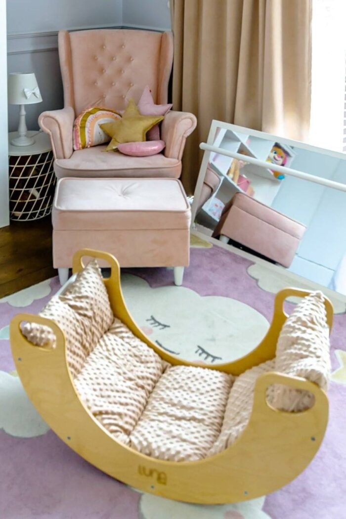 w pokoju bujak drewniany bialy