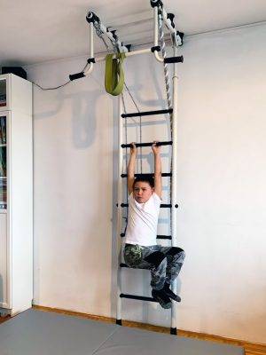 cwiczenie_na_drabince_do_cwiczen_krzeselko_dziecko