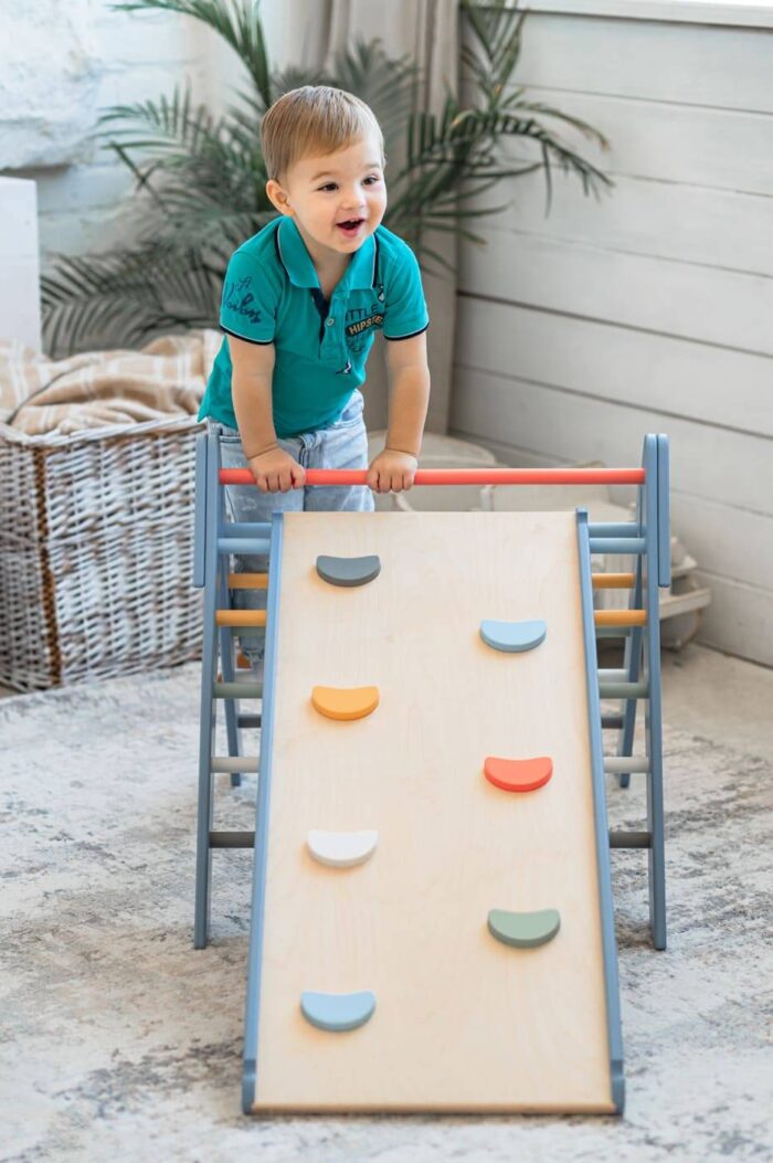 niebiesko kolorowy plac zabaw