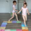 sensoryczna mata dziewczynka