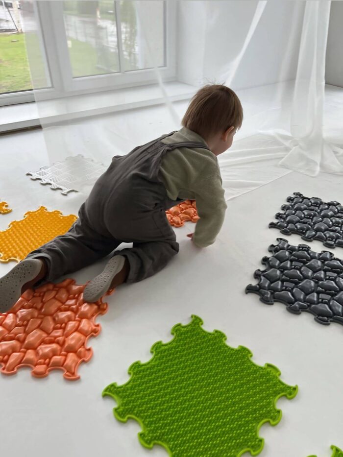 dzieci mata sensoryczna