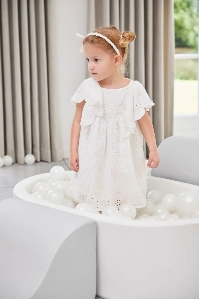 basen oval w pokoju dziewczynka