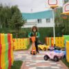 hulajnoga plastikowa dla dzieci w ogrodzie
