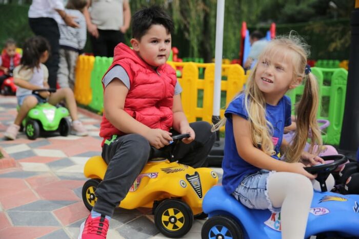 jezdzik king car dla dziecka ()