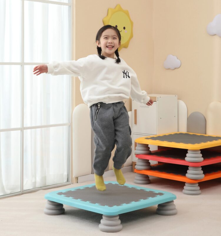 trampolina do pokoju dla dziecka ()